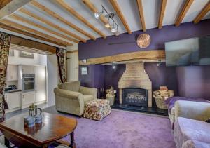 スランディドノ・ジャンクションにあるLlety'r Brynの紫の壁のリビングルーム(暖炉付)