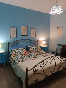 1 dormitorio con 1 cama con luz azul en Casa Azzurra, en Giardini Naxos