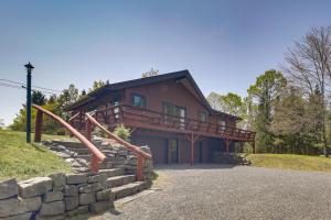 uma grande casa de madeira com uma parede de pedra em Newcomb Retreat with Mountain Views and Fire Pit! em Newcomb