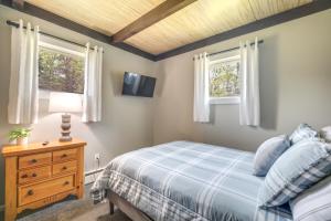 um quarto com uma cama e duas janelas em Newcomb Retreat with Mountain Views and Fire Pit! em Newcomb