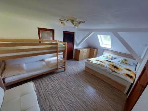 Vitanje的住宿－Sunflower House with SPA and Sauna，一间卧室设有两张双层床和一扇窗户。
