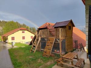 una casa de juegos con un arco iris en el fondo en Sunflower House with Jacuzzy and Sauna, en Vitanje