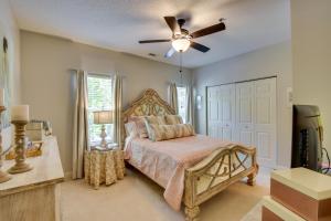 - une chambre avec un lit et un ventilateur de plafond dans l'établissement Kingwood Resort Condo with Golf Course Views!, à Clayton
