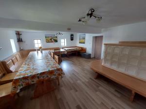 sala de estar con mesa grande y suelo de madera en Sunflower House with SPA and Sauna, en Vitanje