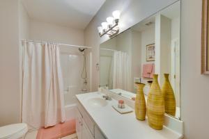 Koupelna v ubytování Kingwood Resort Condo with Golf Course Views! + 28 fotografií