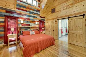 Voodi või voodid majutusasutuse Broken Bow Cabin with Hot Tub and Outdoor Fireplace! toas