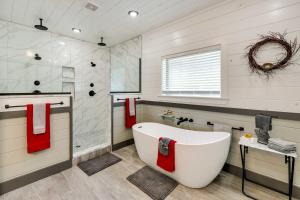 Vannituba majutusasutuses Broken Bow Cabin with Hot Tub and Outdoor Fireplace! +22 fotot