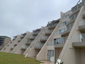 een appartementencomplex met balkons aan de zijkant bij Chesapeake Bay Beach Heaven in Margate