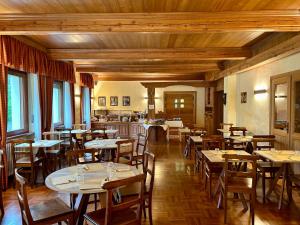 Hotel Croux في كورمايور: مطعم فيه طاولات وكراسي في الغرفة