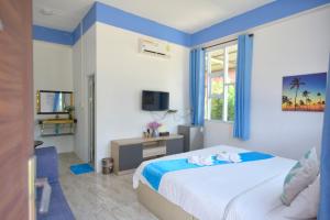 sypialnia z dużym łóżkiem i oknem w obiekcie Chomduen Phu Kao Resort w mieście Non Sang