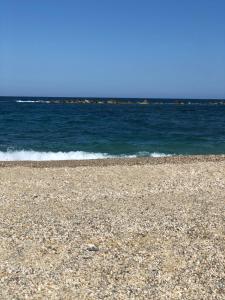 een rotsachtig strand met de oceaan op de achtergrond bij Garrucha in Garrucha