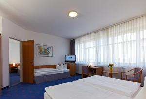 Letto o letti in una camera di Kim Hotel Dresden