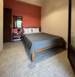 1 dormitorio con 1 cama en una habitación en Starfish, en Koropi