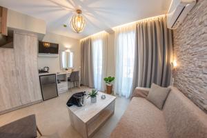 sala de estar con sofá y mesa en Jasmine Hotel & Apartments, en Agios Stefanos