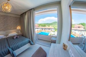 Bazén v ubytování Jasmine Hotel & Apartments nebo v jeho okolí