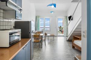 Miranda Resort في نِكيانا: مطبخ وغرفة طعام مع طاولة وكراسي +24 صورة