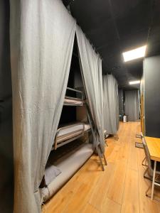 Двухъярусная кровать или двухъярусные кровати в номере Hostal Siesta & Go