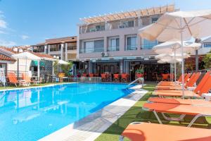 Bazén v ubytování Jasmine Hotel & Apartments nebo v jeho okolí