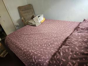 曼徹斯特的住宿－Axel Rooms 3，一张带紫色毯子的床,上面有一本书