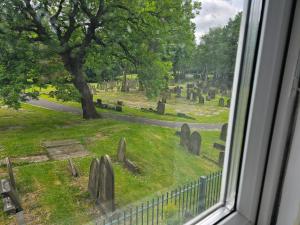 una ventana con vistas al cementerio en Axel's Rooms 1 en Mánchester