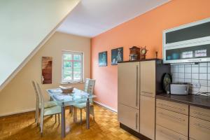 a dining room with a table and a kitchen at Ferienwohnung Saline in Bad Wildbad