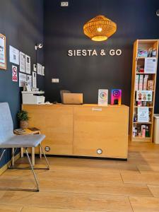 una tienda con un escritorio con un ordenador portátil. en Hostal Siesta & Go, en Madrid