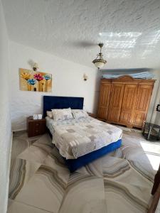 1 dormitorio con 1 cama grande en el centro en Maison cabo negro pied dans l’eau en Cabo Negro