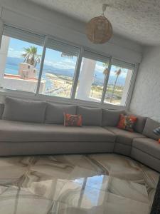 sala de estar con sofá y vistas al océano en Maison cabo negro pied dans l’eau en Cabo Negro