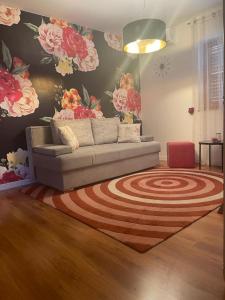 salon z kanapą i dużym dywanem w obiekcie Lucasso w mieście Povljana
