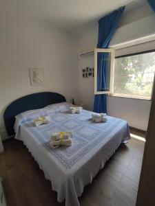 a bedroom with a bed with two dishes on it at Guisomar in Palermo