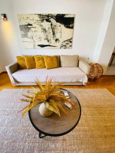 2 BD Apt in Koukaki 8’ away from Acropolis的休息区