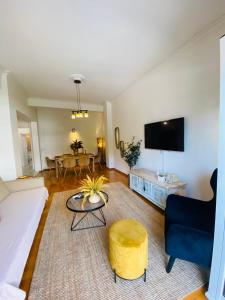 2 BD Apt in Koukaki 8’ away from Acropolis的电视和/或娱乐中心
