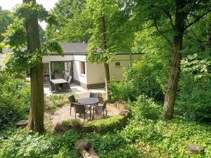 eine Terrasse mit Tisch und Stühlen in einem Hof in der Unterkunft Vakantiehuis Rosa in Simpelveld