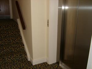 um corredor com um frigorífico ao lado de um piso em Phoenix Park Hotel em Dublin
