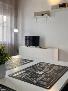 TV i/ili zabavni centar u objektu Appartamenti Le Mimose
