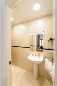 bagno con lavandino e specchio di JDCBD - Peaceful Double Bedroom Apartment in City Centre a Siviglia