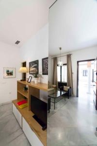 2 viste su un soggiorno e una sala da pranzo di JDCBD - Peaceful Double Bedroom Apartment in City Centre a Siviglia