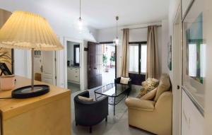 un soggiorno con divano e tavolo di JDCBD - Peaceful Double Bedroom Apartment in City Centre a Siviglia