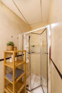 una doccia con porta in vetro in bagno di JDCBD - Peaceful Double Bedroom Apartment in City Centre a Siviglia