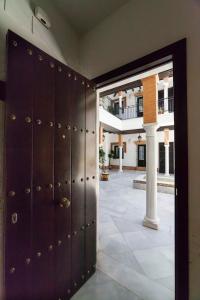 una stanza con un gruppo di armadietti in un edificio di JDCBD - Peaceful Double Bedroom Apartment in City Centre a Siviglia