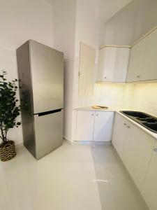 2 BD Apt in Koukaki 8’ away from Acropolis的厨房或小厨房