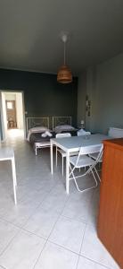 - un salon avec une table et un lit dans l'établissement marianthi's apartment, à Plataria