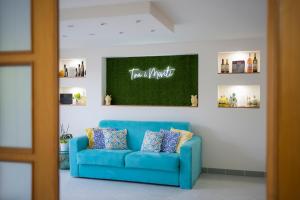 Un sofá azul en una habitación con un cartel que dice recién casado en Tra I Monti en Tramonti