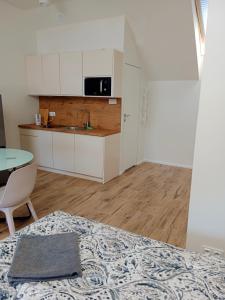 Habitación con cocina, mesa y cama en Apartamenty Elbląska 20A, en Braniewo