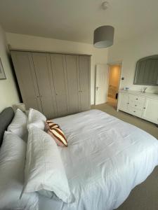 Postel nebo postele na pokoji v ubytování Stylish & Peaceful 2BD Flat - Near Wimbledon