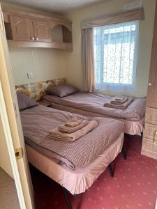 um quarto com três camas com toalhas em Vagunmaja Apartment em Haapsalu