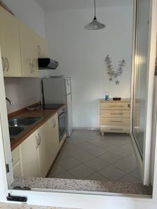 Kuchyňa alebo kuchynka v ubytovaní Villa Claudia Beach Apartment + 23 fotografií