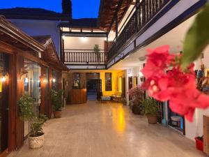 um corredor de um edifício com plantas e flores em Palma Rosa Hotel em Kemer