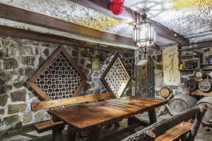 - une table en bois dans une chambre dotée d'un mur en pierre dans l'établissement Cortijo EL LLANO, à Almería