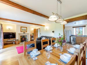 comedor y sala de estar con mesa y sillas en Warth Barn - Uk44211 en Ingleton 